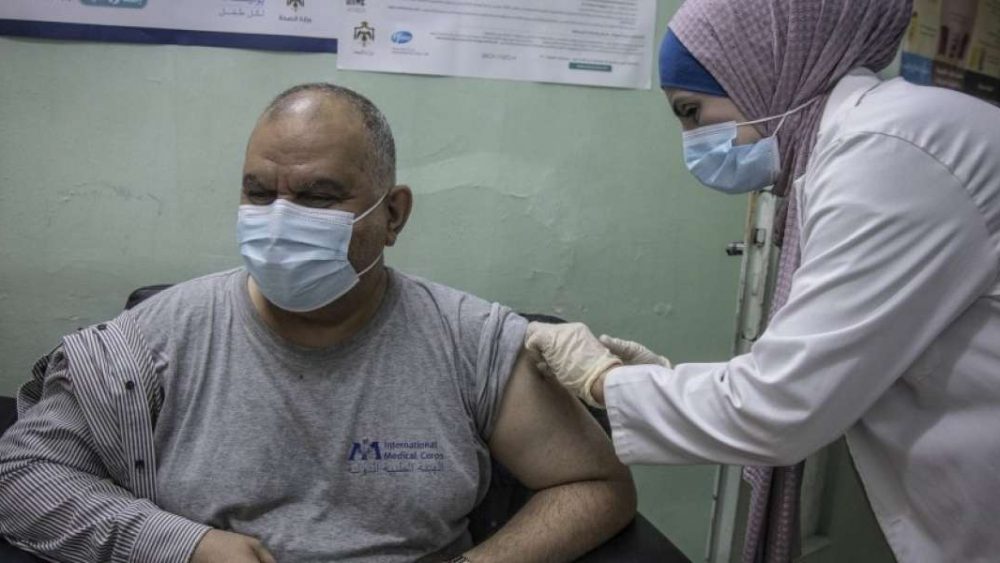 COVID-19: Personas refugiadas reciben la vacuna en Jordania