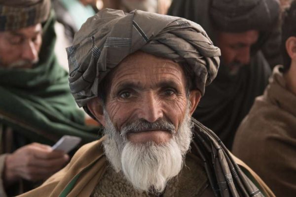 Volver a tener un hogar: Desplazados afganos reciben asistencia para construir casas
