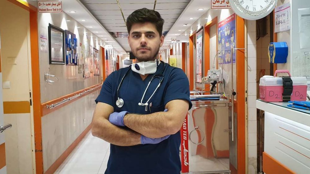 Enfermero refugiado trabaja para frenar la pandemia en Irán
