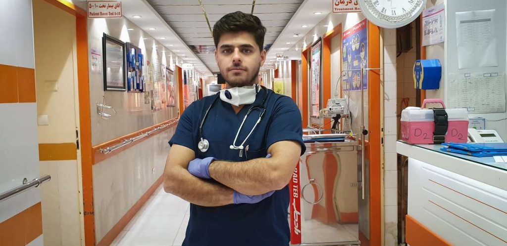 Enfermero refugiado trabaja para frenar la pandemia en Irán