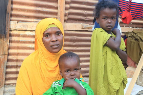Ayan Muude Adawe huyó de Etiopía por las sequías; en Somalía, su hogar fue arrasado por el ciclón Gati. Foto: © ACNUR/Mohamed Omar Elmi