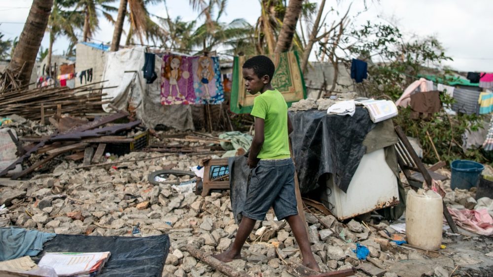 Mozambique - Un niño camina entre los restos de una casa arrasada por el ciclón Idai Crédito ACNUR - Alissa Everett