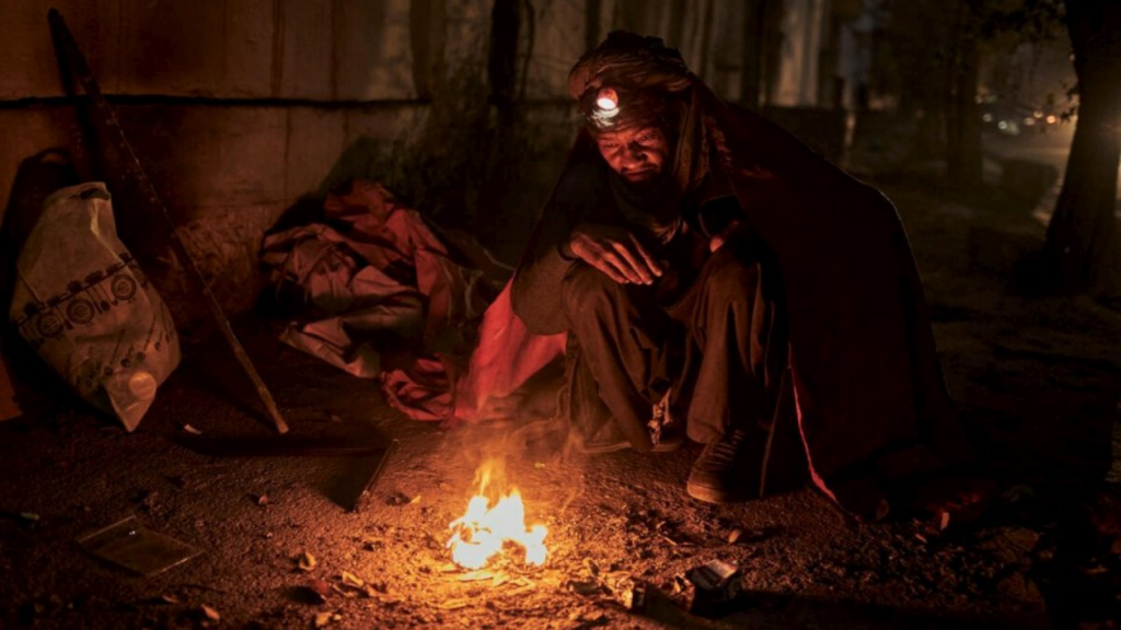Mientras el invierno se aproxima, un hombre sin hogar busca el calor de una pequeña fogata en las calles de Kabul, Afganistán. © ACNUR/Andrew McConnell