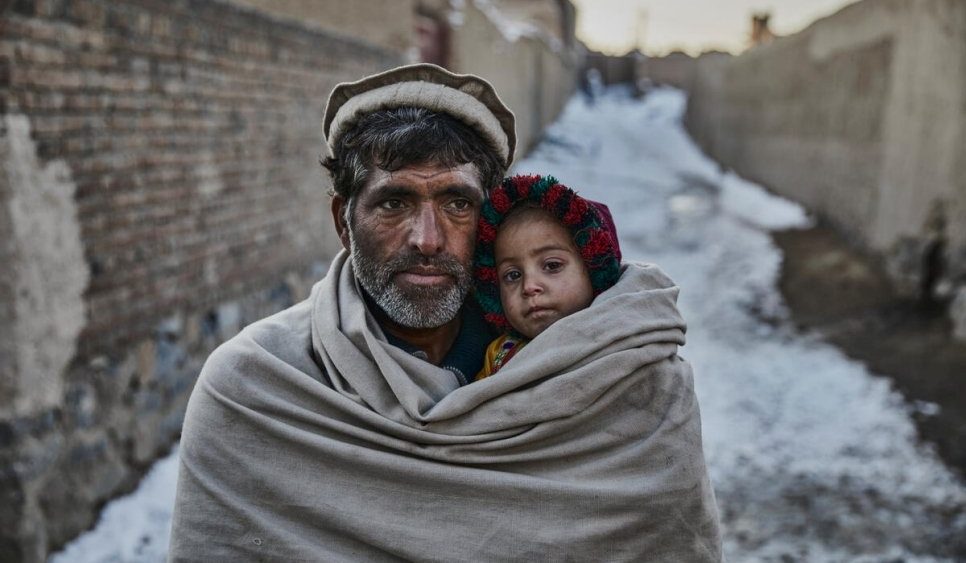 Rehman Gul* y su hija de dos años cerca de su casa en las afueras de Kabul. La familia huyó de Jalalabad hace 10 años a causa de los combates (*Nombre cambiado por motivos de protección). © ACNUR/Andrew McConnell