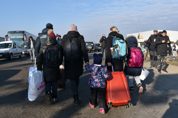 Personas refugiadas entrando en Polonia desde Ucrania en el puesto fronterizo de Medyka. © ACNUR/Chris Melzer