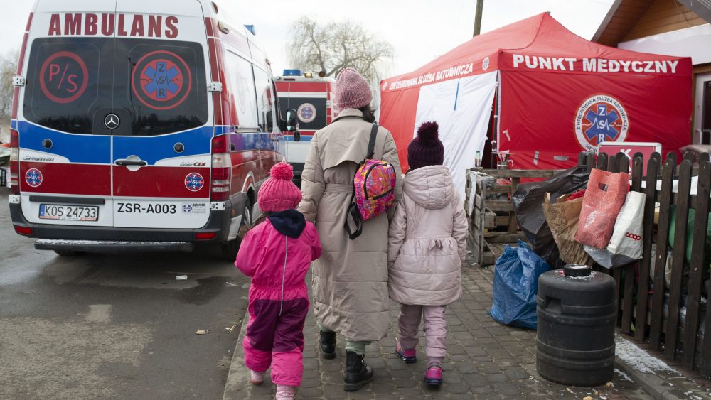 Personas refugiadas de Ucrania llegan a la frontera de Polonia. Foto: ACNUR