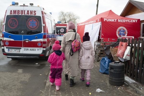 Personas refugiadas de Ucrania llegan a la frontera de Polonia. Foto: ACNUR