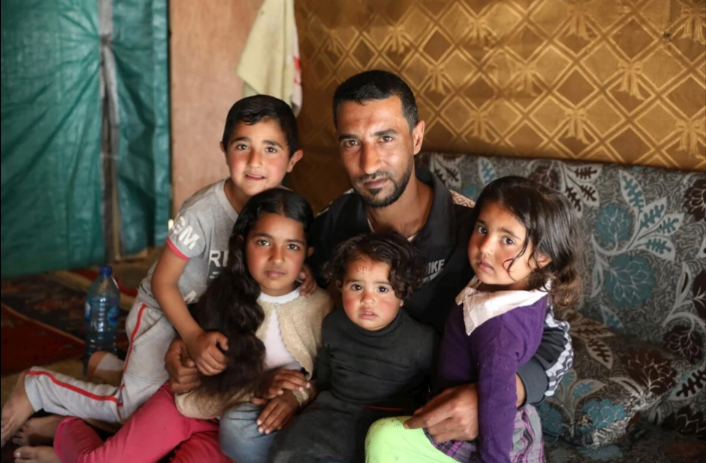 Mohammad con cuatro de sus hijos, incluida Arkan, de 10 años (la segunda a la izquierda). © ACNUR/Houssam Hariri
