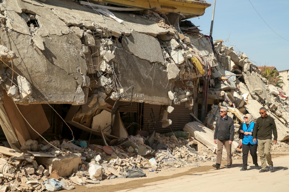El Alto Comisionado de la ONU para los Refugiados, Filippo Grandi (a la izquierda), camina frente a edificios destruidos en Hatay, Türkiye, durante una visita de tres días al país en marzo. © ACNUR/Emrah Gürel