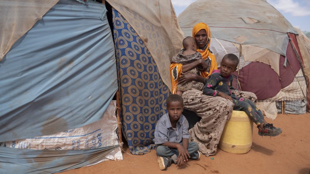 Fathi Mohamed Ali, desplazada interna somalí de 35 años, junto a sus hijos. La sequía y la situación política en su país la obligaron a huir y trasladarse al campamento de refugiados de Kabasa, en Dolow, Somalía.