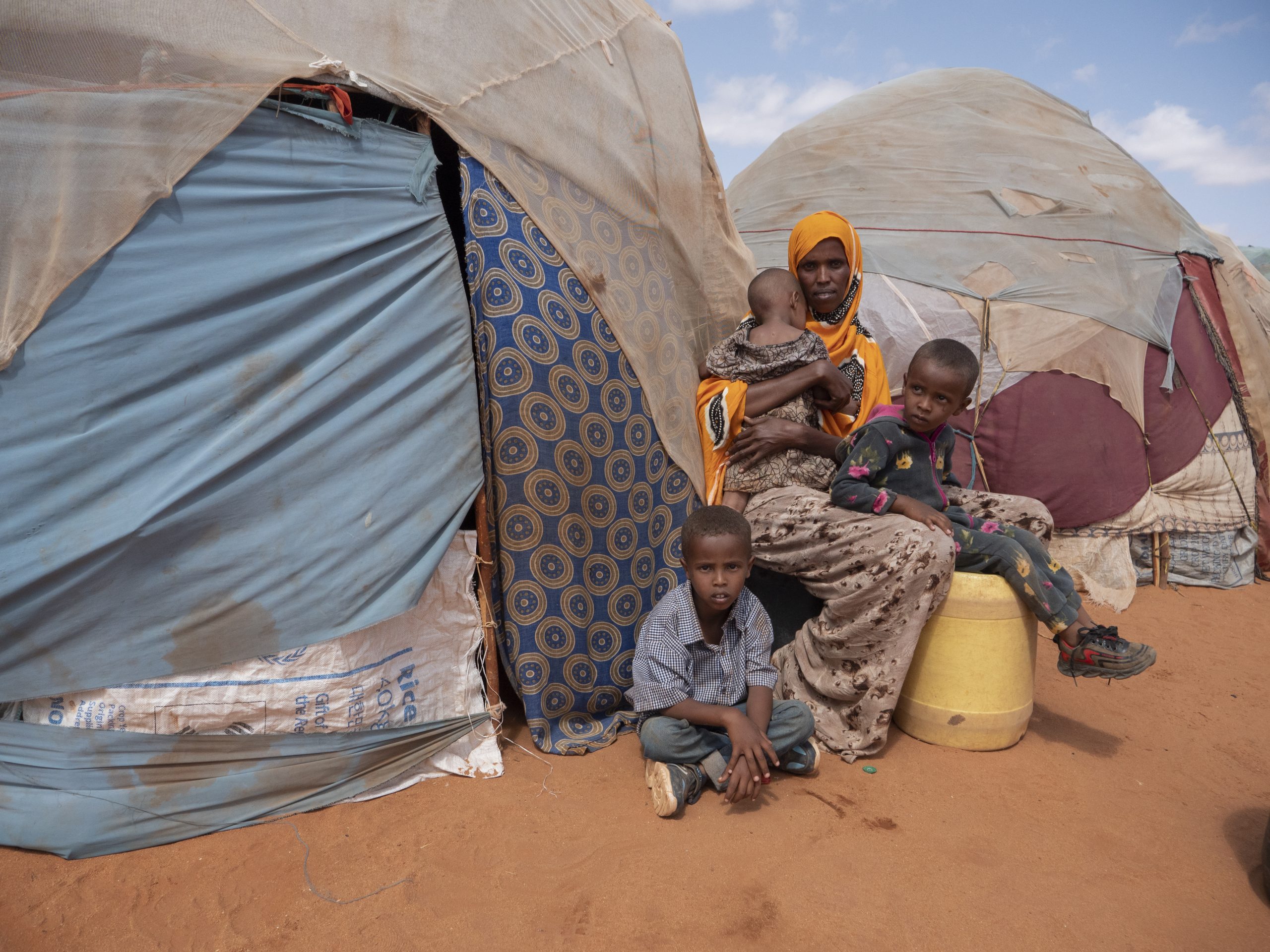 Fathi Mohamed Ali, desplazada interna somalí de 35 años, junto a sus hijos. La sequía y la situación política en su país la obligaron a huir y trasladarse al campamento de refugiados de Kabasa, en Dolow, Somalía.