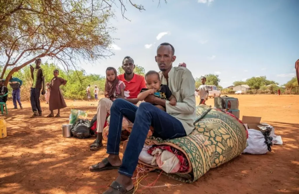 Los hermanos Noor Musae Noor (derecha) y Abdi Shukur (izquierda), junto a sus hijos, esperan cerca de la frontera a ser reubicados en el asentamiento de Mirqaan, en la Región Somalí de Etiopía. © UNHCR/Diana Díaz