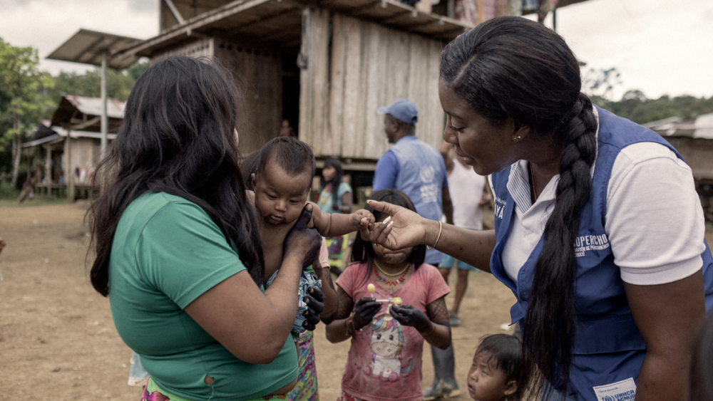Yasselly Martínez Ortiz conversa con una de las mujeres que vive en una aldea indígena en el departamento de Chocó, al noroeste de Colombia. © ACNUR/Nicolo Filippo Rosso