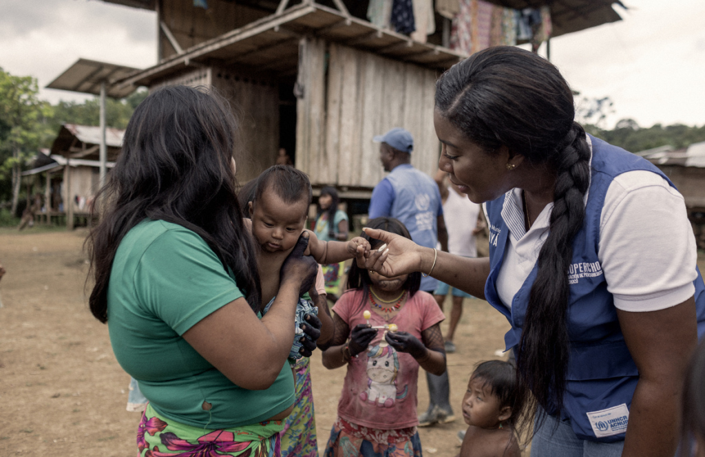 Yasselly Martínez Ortiz conversa con una de las mujeres que vive en una aldea indígena en el departamento de Chocó, al noroeste de Colombia. © ACNUR/Nicolo Filippo Rosso