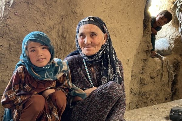 mujer afgana refugiada tejedora