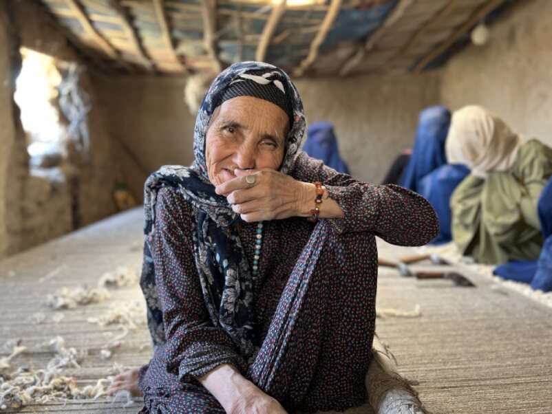 Bibi Niaz, de 71 años, teje alfombras desde que tenía 10 años.© ACNUR/Caroline Gluck