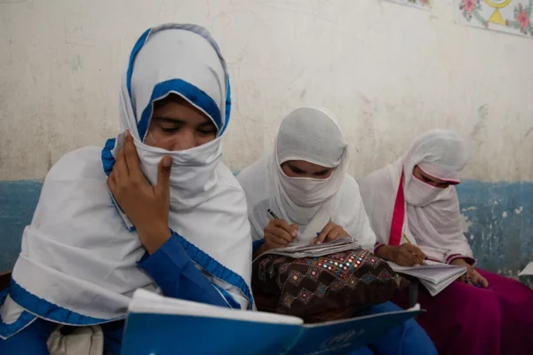 Niñas afganas en una escuela acondicionada por ACNUR en Khazaana, una aldea de refugiados, en Khyber Pakhtunkhwa, Pakistán. © ACNUR/Mercury Transformations
