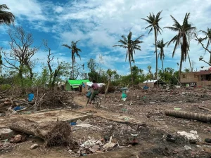 Foto: Secuelas del ciclón Mocha en el pueblo de Dar Paing, en el estado de Rakhine, Myanmar (junio de 2023). © ACNUR/Reuben Lim Wende