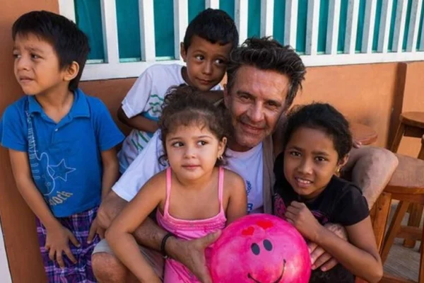 Osvaldo Laport con un grupo de niños en el albergue Los Tres Ángeles, en Tapachula, Méico.