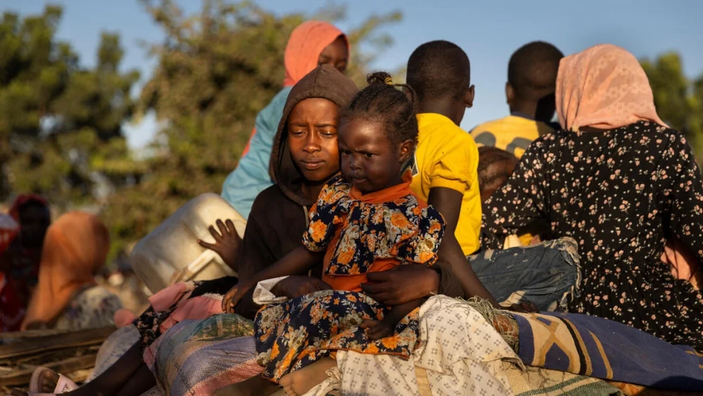 Refugiados sudaneses que huyen de la violencia en Darfur llegan al puesto de frontera de Adre, en Chad. © ACNUR/Andrew McConnell