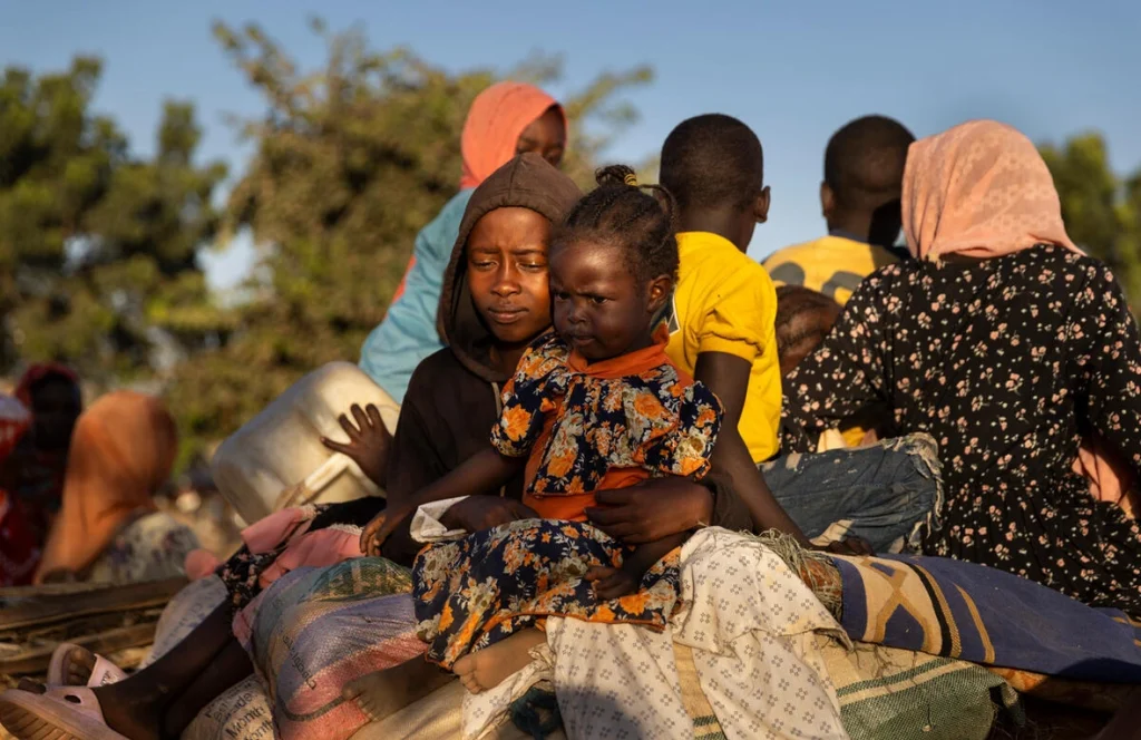 Refugiados sudaneses que huyen de la violencia en Darfur llegan al puesto de frontera de Adre, en Chad. © ACNUR/Andrew McConnell