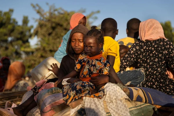 Refugiados sudaneses que huyen de la violencia en Darfur llegan al puesto de frontera de Adre, en Chad. © ACNUR/Andrew McConnell