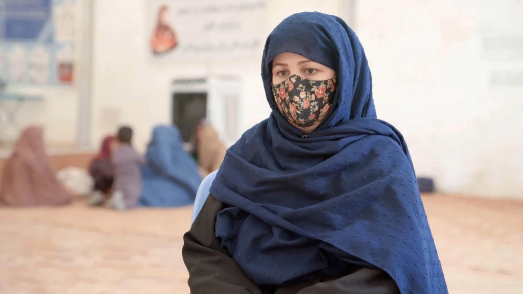 Asma, una mujer de 40 años que tiene dos hijas, retornó hace poco a Afganistán junto con su familia. Residían en Pakistán, donde Asma recibía tratamiento contra el cáncer. © ACNUR/Oxygen Empire Media Production