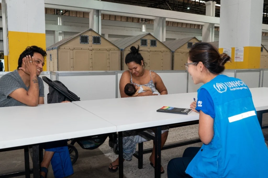 Equipo de ACNUR conversa con personas brasileñas alojados en el albergue CHA Recomeço en Canoas (RS). © ACNUR/Vicente Carcuchinski