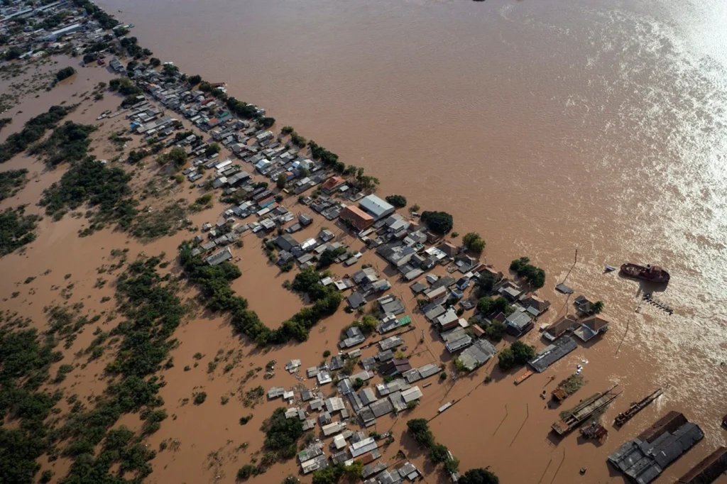 Un barrio en la ciudad de Canoas, región metropolitana de Porto Alegre, completamente cubierto por la crecida del río de Guaíba. Cerca de 2,4 millones de personas se vieron afectadas, entre ellas, 43.000 personas refugiadas en situación de vulnerabilidad. © ACNUR/Daniel Marenco