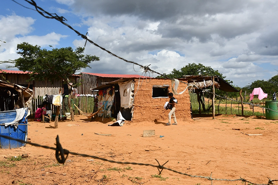 Vivienda en El Aeropuerto construida con bareque, técnica tradicional del pueblo Wayuu, adaptada al clima de La Guajira. Debido a que la mayor parte de la población es Wayuu, el proceso de legalización ha tenido un marcado componente étnico.© ACNUR/Daniel Álvarez