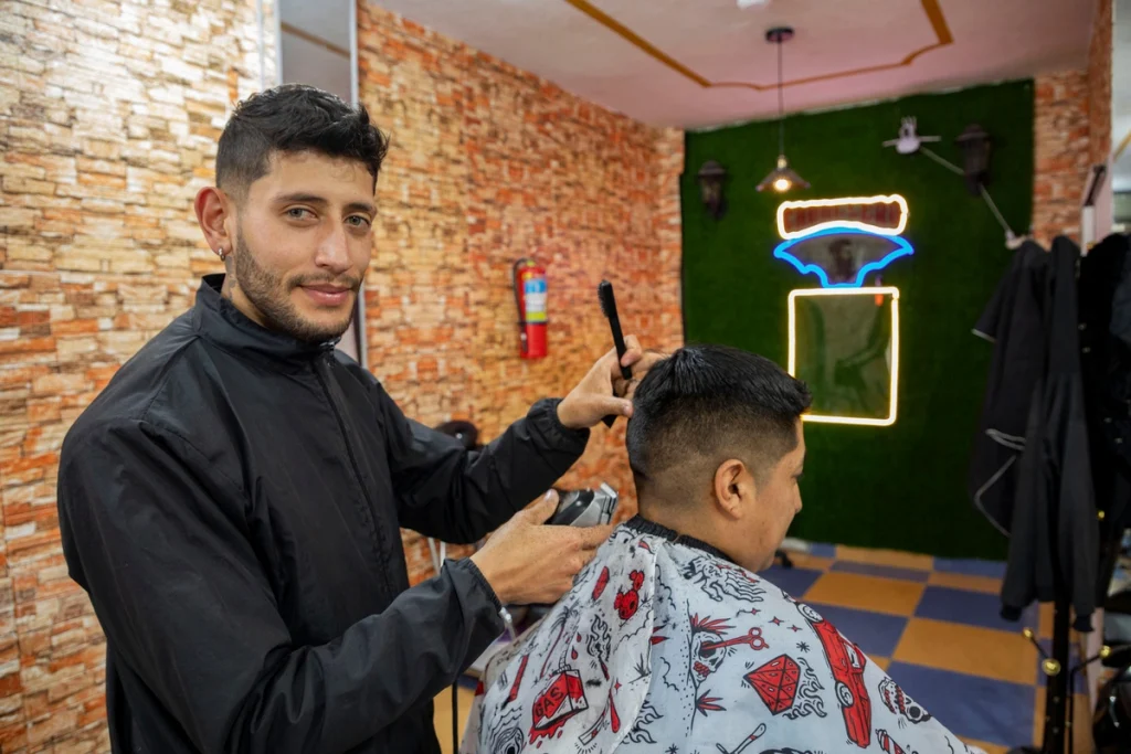 Con el apoyo de HIAS, una organización socia de ACNUR, José Sánchez, quien huyó de Venezuela hace seis años, logró abrir su barbería en la ciudad ecuatoriana de Tulcán.© ACNUR/Diana Díaz