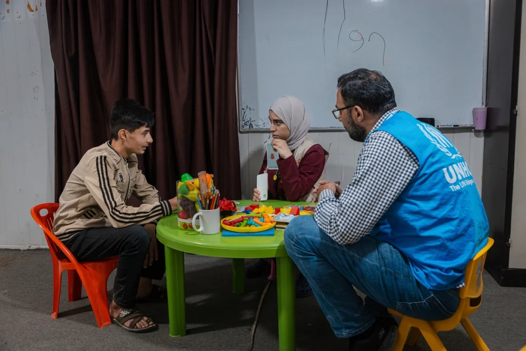 Mohammed Hassan, un refugiado sirio de 13 años con discapacidad auditiva y del habla, en una sesión educativa con una especialista en el campamento de Za’atari, en Jordania.© ACNUR/Shawkat Alharfoush