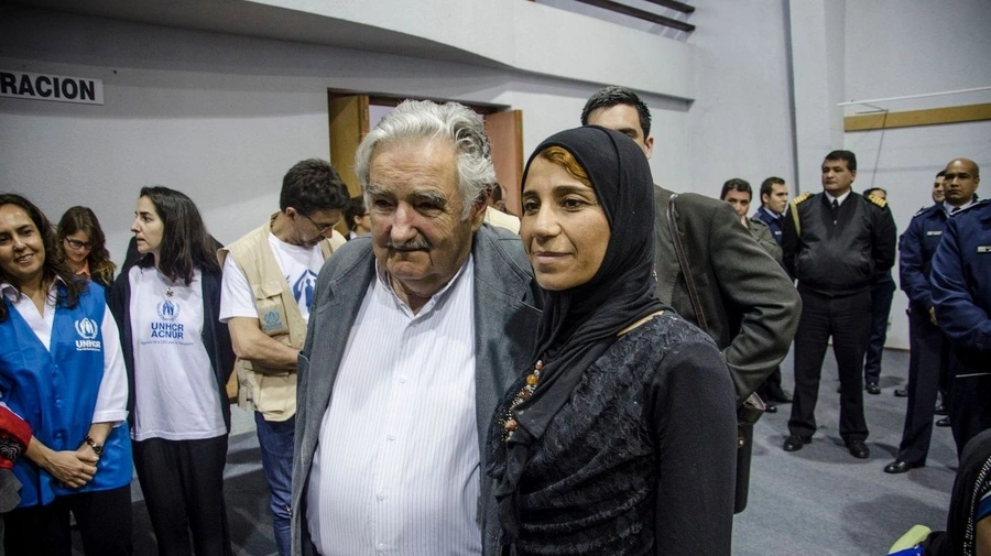 Mujica recibió en el Aeropuerto Internacional de Carrasco al primer grupo de familias sirias reasentadas en el país, en octubre de 2014. © ACNUR/Alejandra López
