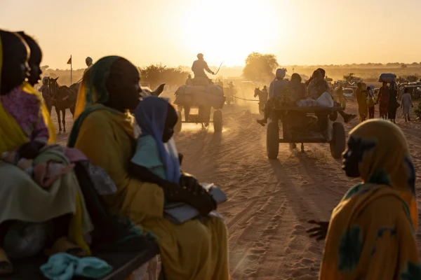 Refugiados sudaneses llegan a la ciudad fronteriza de Adre, Chad, en octubre de 2024. © ACNUR/Andrew McConnell