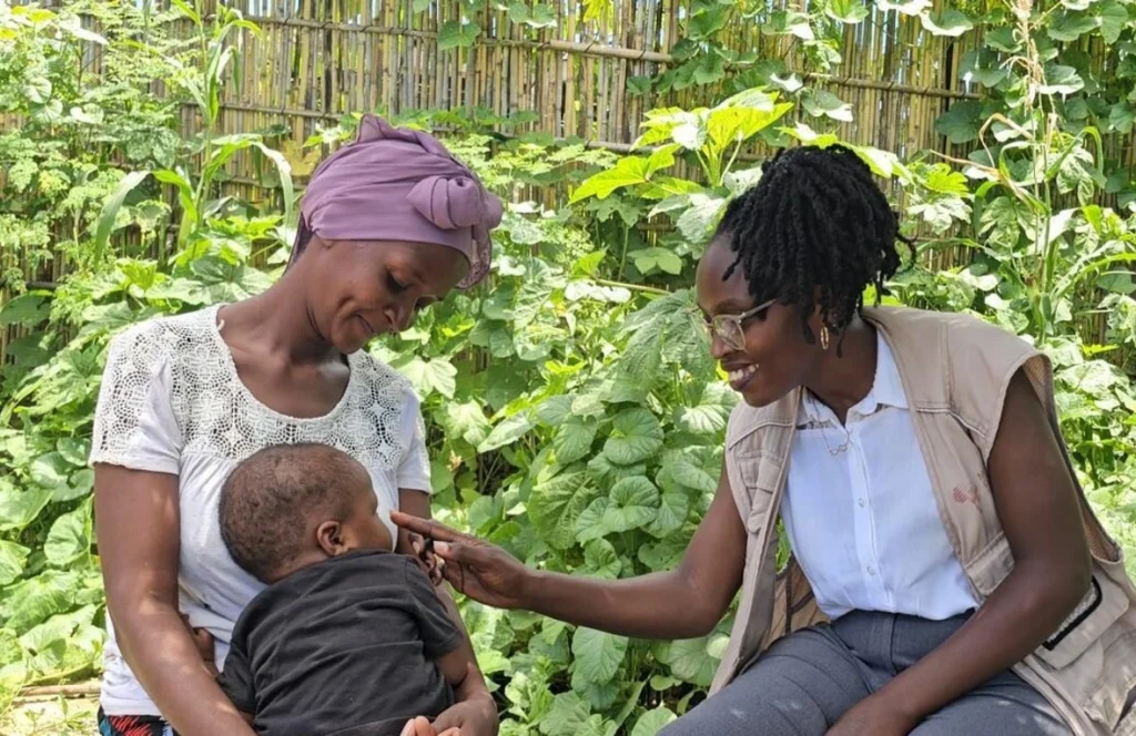 A la puerta de su casa en Cabo Delgado, la psicóloga Ancila Niyubuntu comparte un momento de alegría con Viaze Abudo, una de las mujeres a las que ha apoyado.