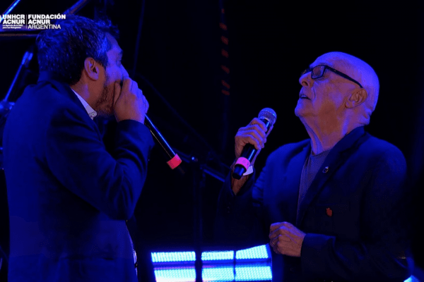 Juan Carlos Baglietto junto a Franco Luciani en el Concierto con los Refugiados 2024