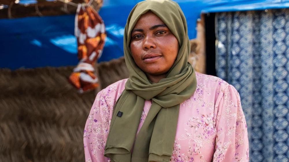 Tras una traumática huida de Darfur occidental, Fatima Zakaria vive ahora en el asentamiento de refugiados de Aboutengue, Chad oriental, donde ha fundado una asociación para mujeres refugiadas. © ACNUR/Ala Kheir