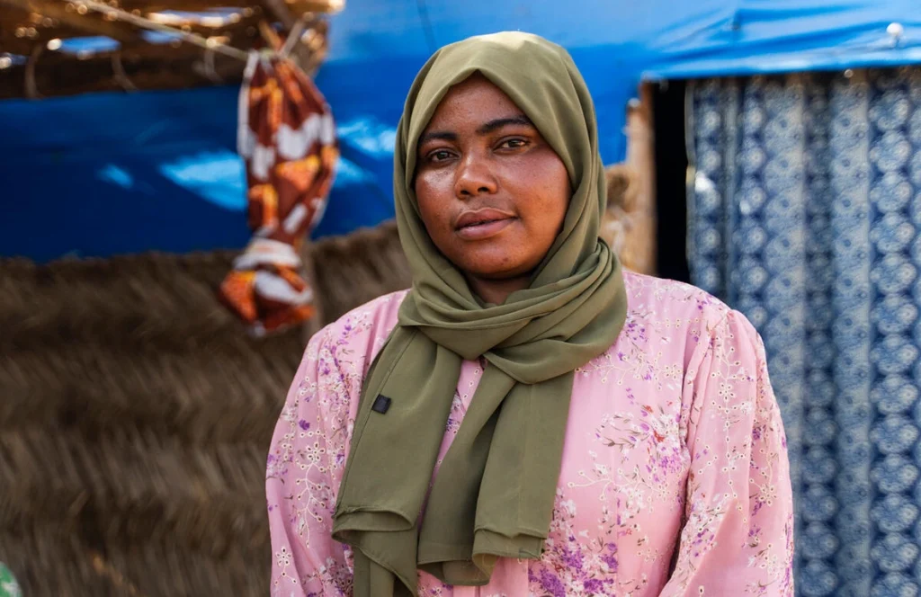 Tras una traumática huida de Darfur occidental, Fatima Zakaria vive ahora en el asentamiento de refugiados de Aboutengue, Chad oriental, donde ha fundado una asociación para mujeres refugiadas. © ACNUR/Ala Kheir