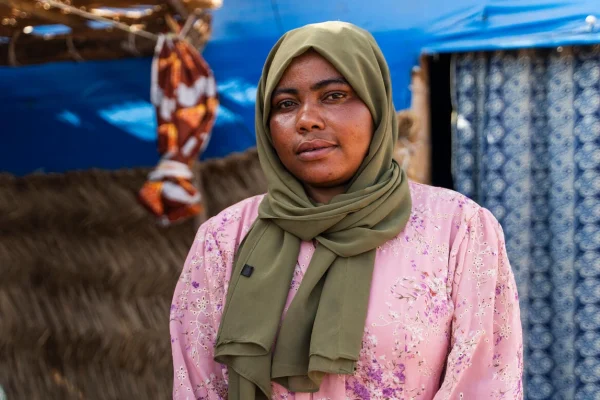 Tras una traumática huida de Darfur occidental, Fatima Zakaria vive ahora en el asentamiento de refugiados de Aboutengue, Chad oriental, donde ha fundado una asociación para mujeres refugiadas. © ACNUR/Ala Kheir