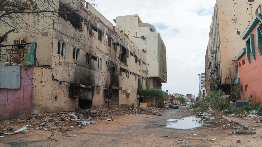 Una calle en el centro de Jartum muestra las cicatrices de más de dos años de conflicto en Sudán. © ACNUR/Ala Kheir