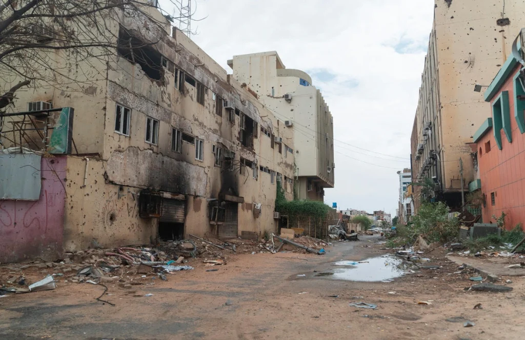 Una calle en el centro de Jartum muestra las cicatrices de más de dos años de conflicto en Sudán. © ACNUR/Ala Kheir