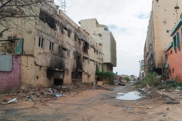 Una calle en el centro de Jartum muestra las cicatrices de más de dos años de conflicto en Sudán. © ACNUR/Ala Kheir