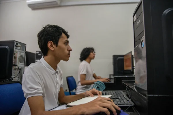 El sueño de Juan David: estudiar la carrera de ingeniería en sistemas. © ACNUR/Sara Aliaga