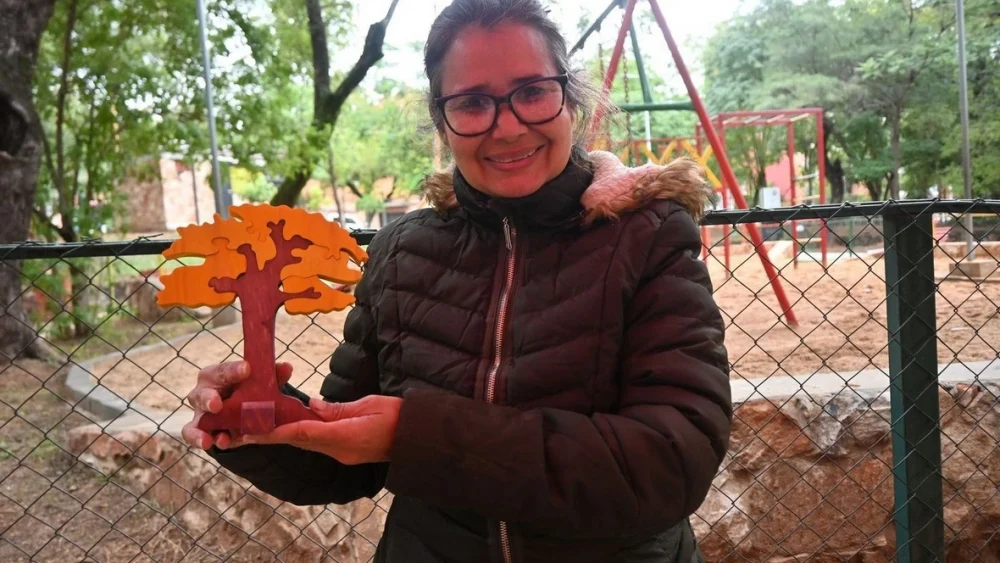 Moy, fundadora de Lúdicos Ecológicos, exhibe sus juguetes de madera reforestada. Desde su llegada a Paraguay, convirtió la creatividad en una herramienta de integración y sustento. © Andrea Machain/ONU Paraguay