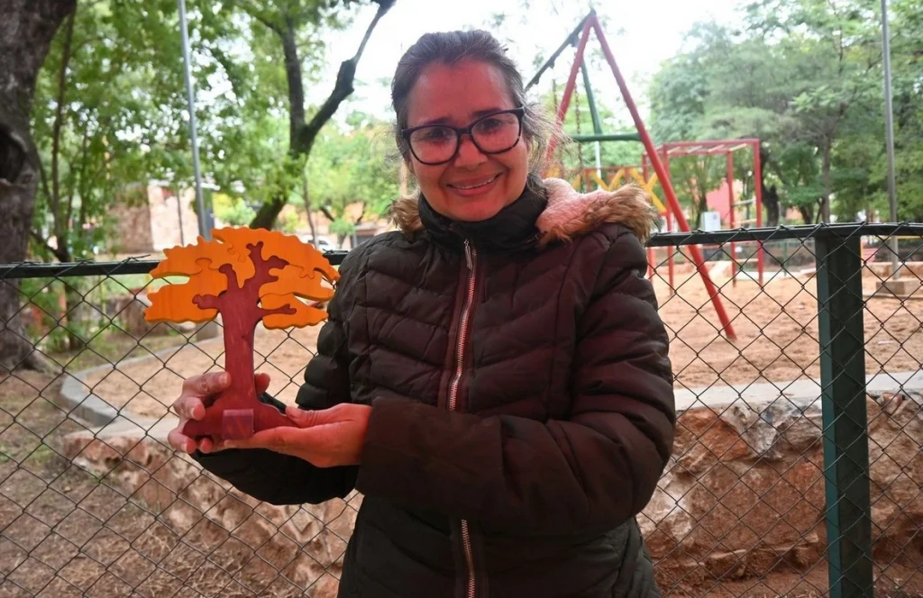 Moy, fundadora de Lúdicos Ecológicos, exhibe sus juguetes de madera reforestada. Desde su llegada a Paraguay, convirtió la creatividad en una herramienta de integración y sustento. © Andrea Machain/ONU Paraguay