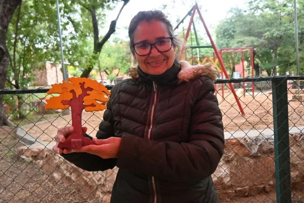 Moy, fundadora de Lúdicos Ecológicos, exhibe sus juguetes de madera reforestada. Desde su llegada a Paraguay, convirtió la creatividad en una herramienta de integración y sustento. © Andrea Machain/ONU Paraguay