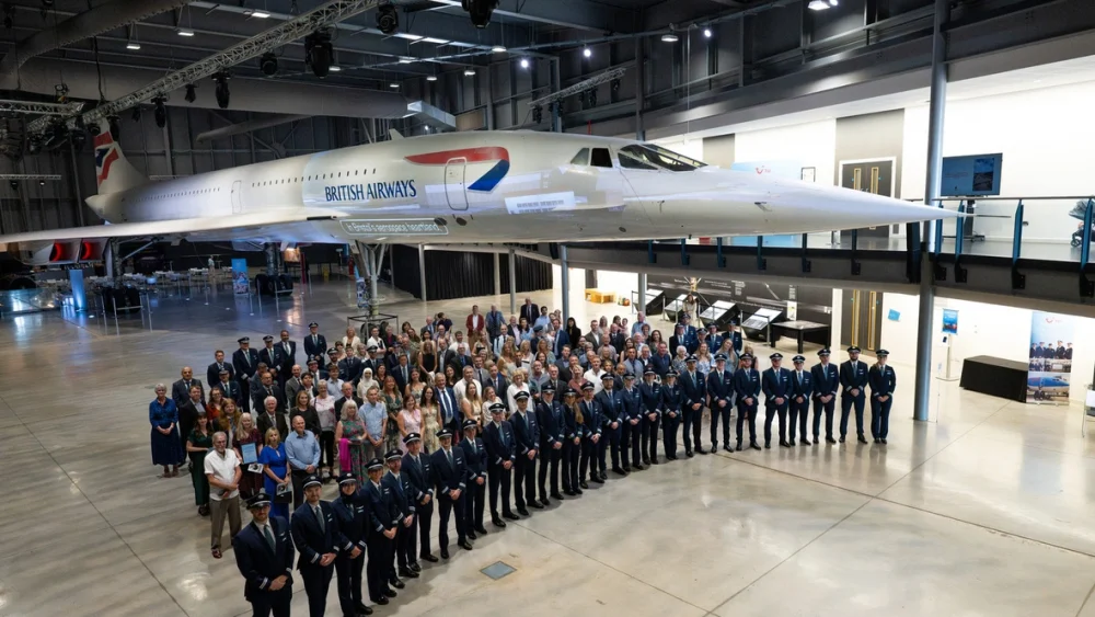 Los asistentes a una ceremonia de certificación de pilotos de la aerolínea TUI posan delante de un avión Concorde en Aerospace Bristol, Reino Unido. © ACNUR/LivPix Photography