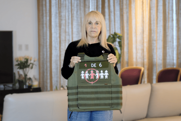 Claudia Villafañe sostiene un chaleco antibalas como parte de la campaña “La guerra no es un juego” de Fundación ACNUR Argentina, que busca visibilizar la realidad de millones de niños y niñas afectados por la guerra y el desplazamiento forzado.