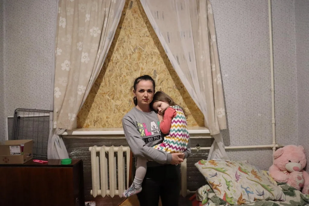 El apartamento en Zaporizhzhia donde Nadiia y sus dos hijas han vivido desde que huyeron de su propio pueblo en 2022 resultó dañado en un ataque aéreo en mayo.© ACNUR/Chadi Ouanes