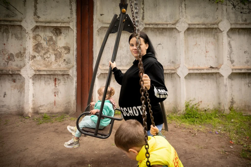 Viktoriia empuja a su hijo de 4 años y a su hija de 2 en los columpios de un parque local en Dnipro, donde viven actualmente.© ACNUR/Chadi Ouanes